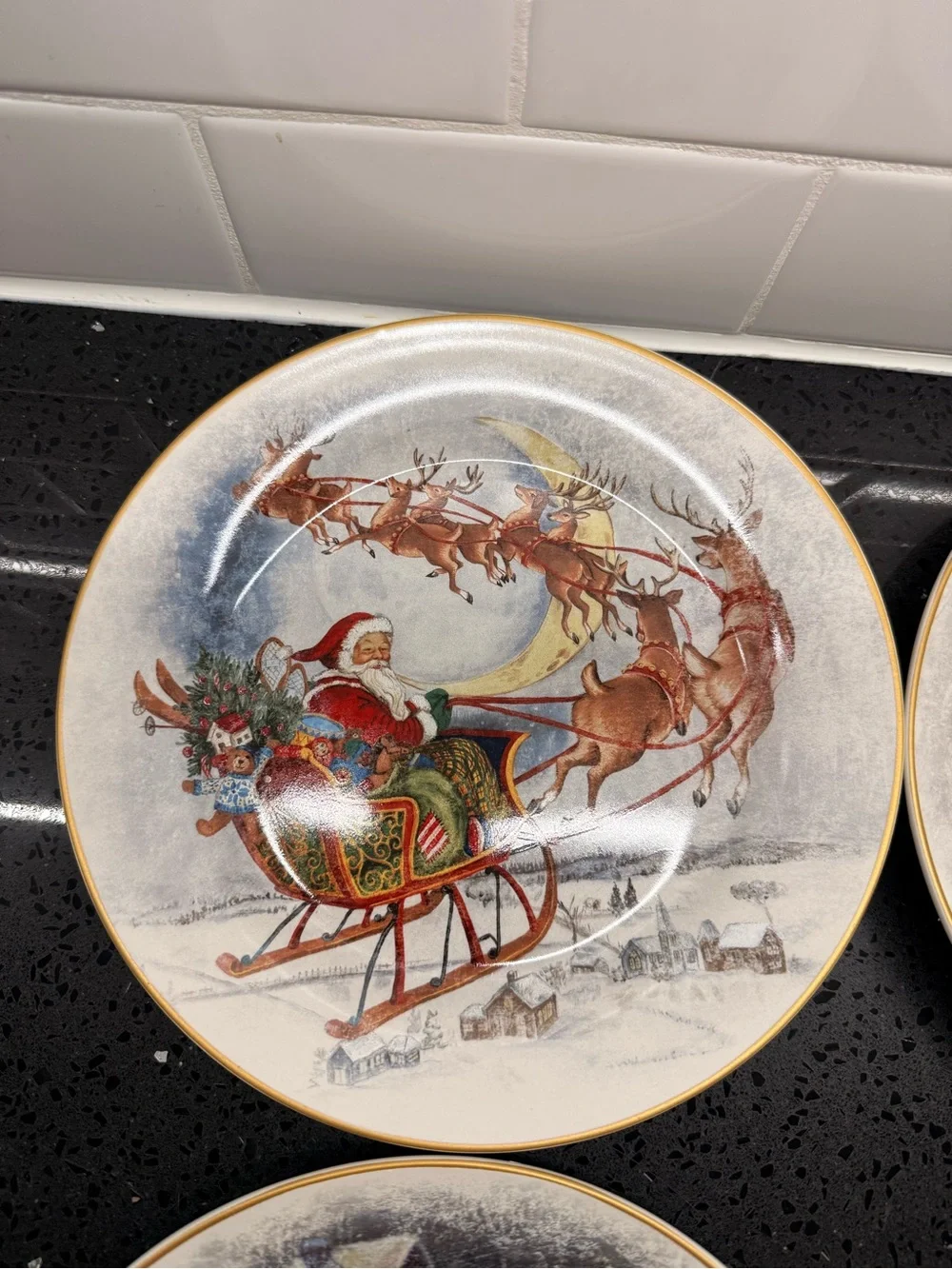 Pottery Barn Nostalgic Santa Christmas Village Dinner Plates 10.5’’ Set Of 4